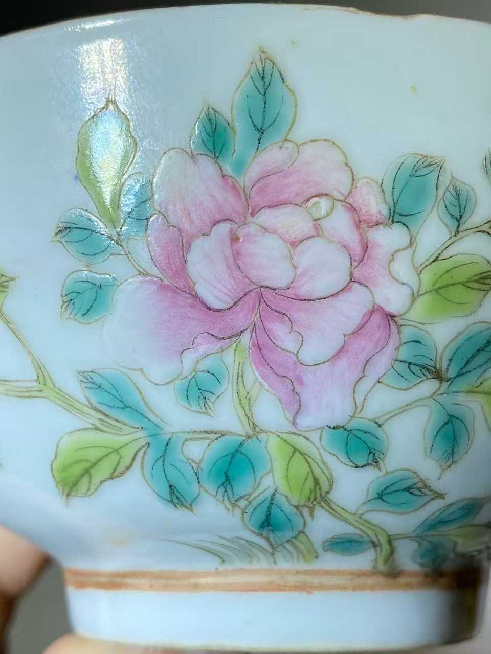 粉彩牡丹纹茶杯 款：德隆珍品