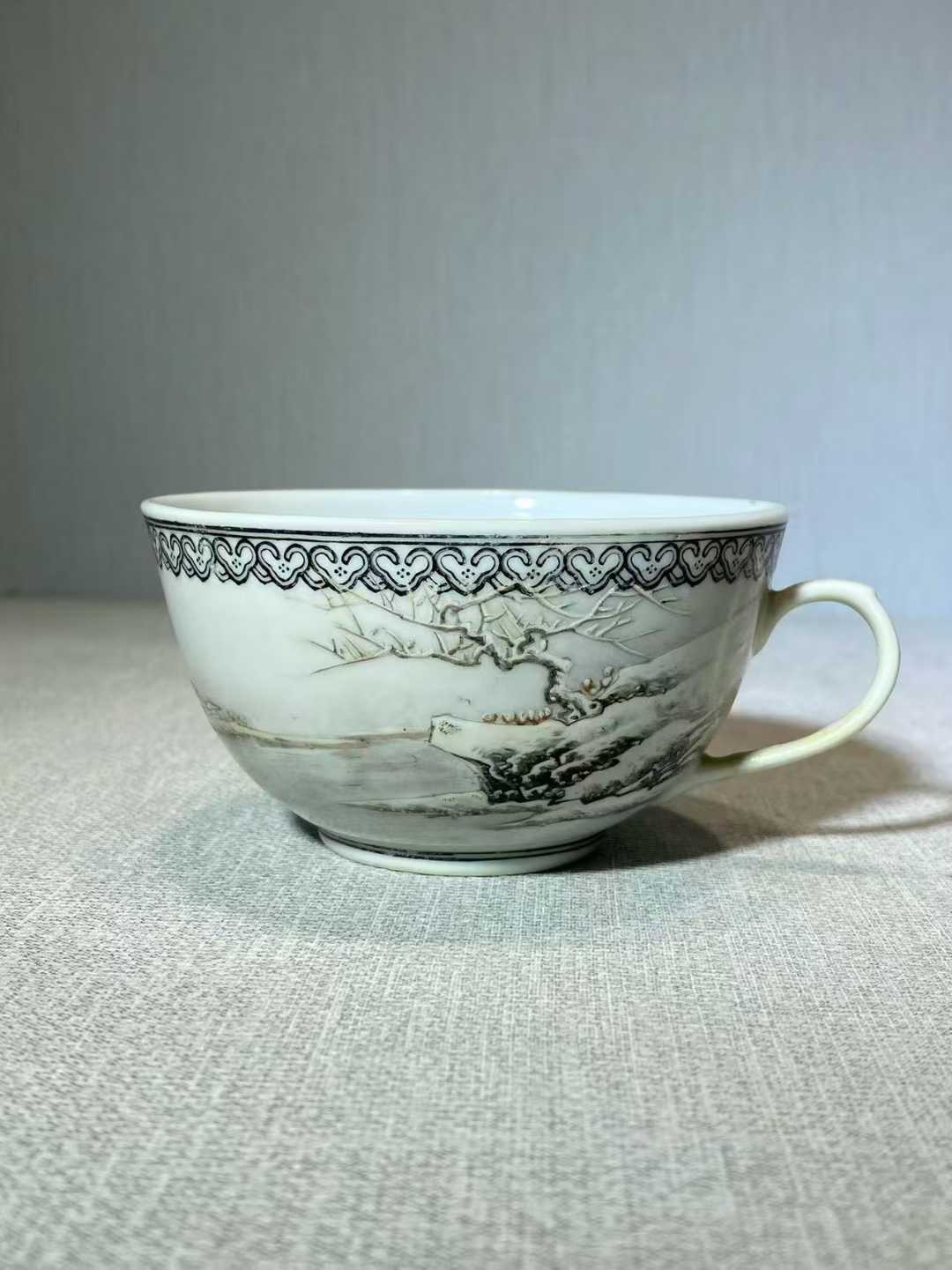 粉彩雪景图把杯 款：江西景德镇瓷1名