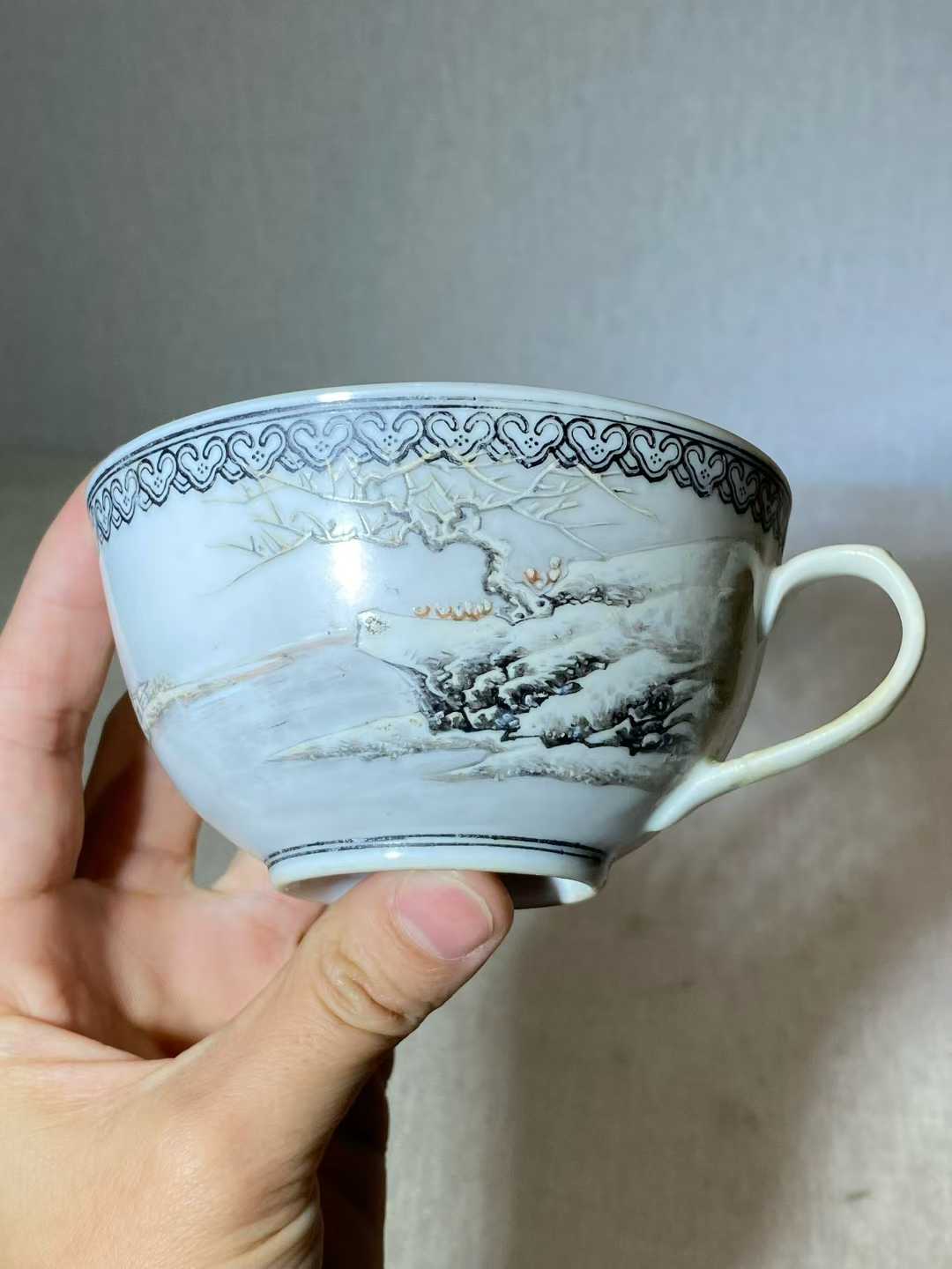 粉彩雪景图把杯 款：江西景德镇瓷1名