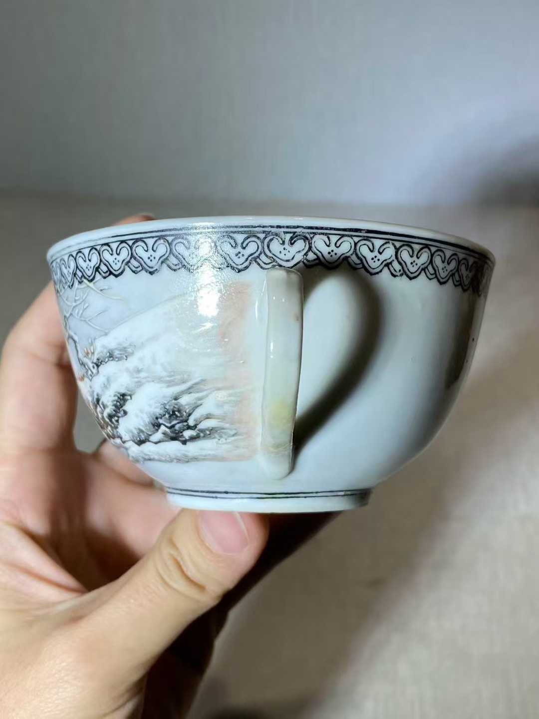 粉彩雪景图把杯 款：江西景德镇瓷1名