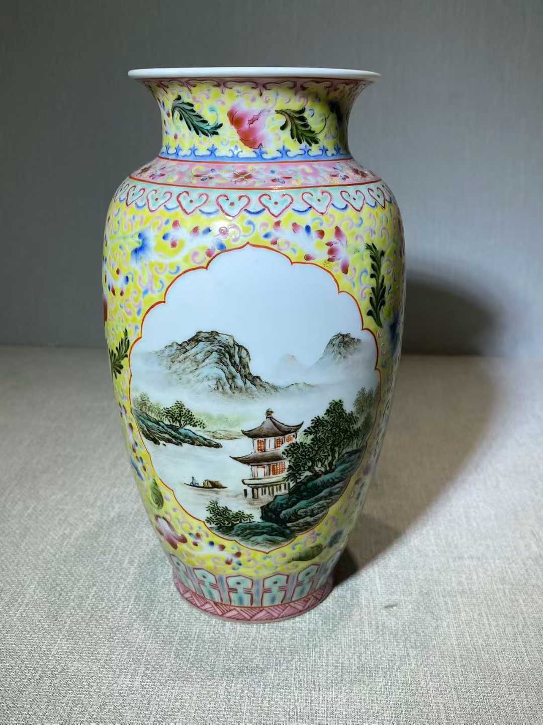 粉彩锦地开窗山水人物图灯笼瓶