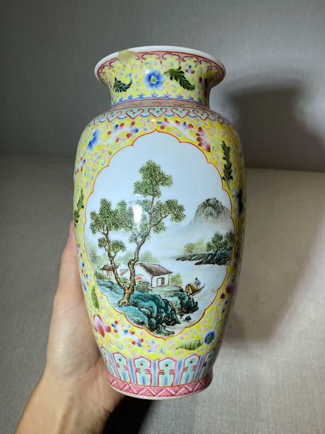 粉彩锦地开窗山水人物图灯笼瓶