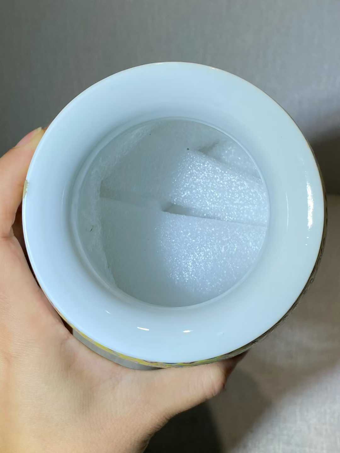 粉彩锦地开窗山水人物图灯笼瓶