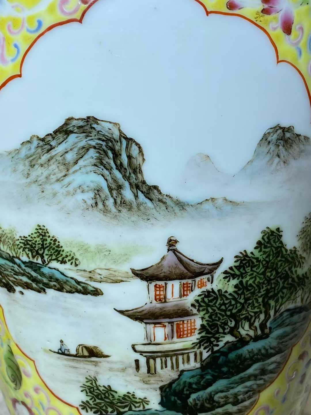 粉彩锦地开窗山水人物图灯笼瓶