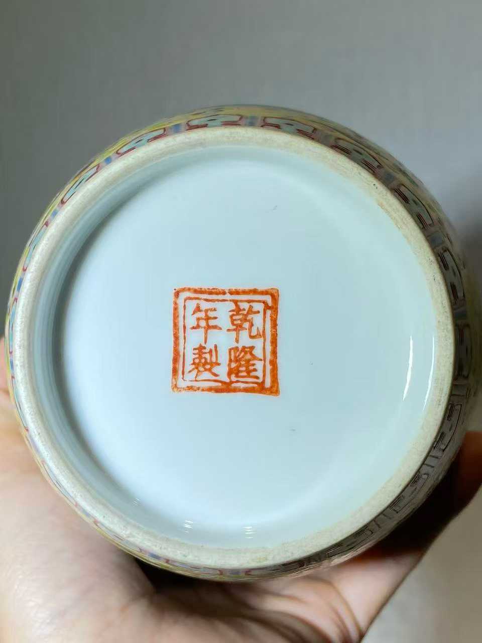 粉彩锦地开窗山水人物图灯笼瓶
