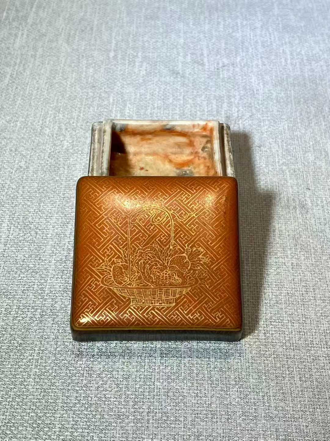 仿木纹釉描金果篮纹四方印盒 款：大清雍正年制