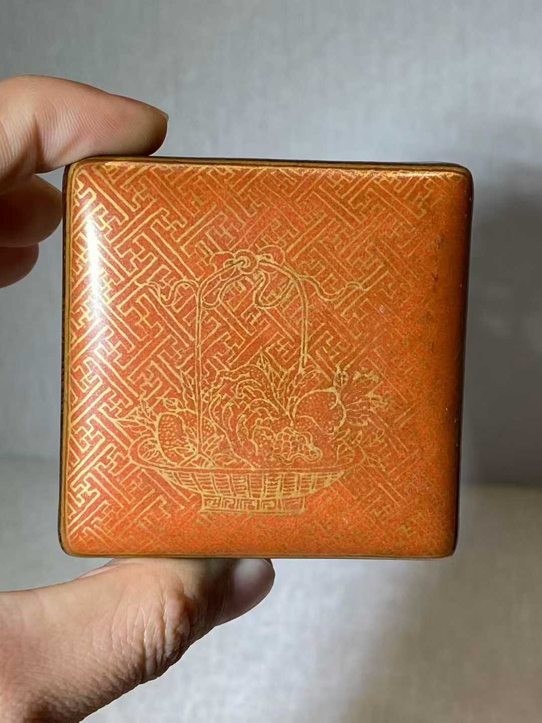 仿木纹釉描金果篮纹四方印盒 款：大清雍正年制