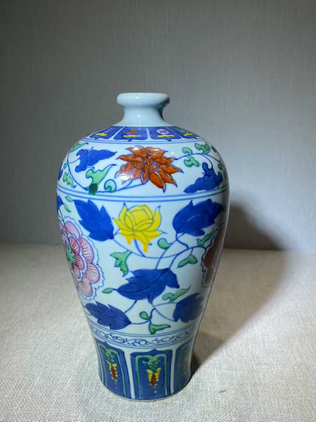 青花加彩缠枝莲纹梅瓶 款：大清雍正年制
