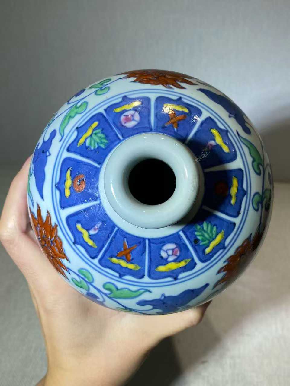 青花加彩缠枝莲纹梅瓶 款：大清雍正年制