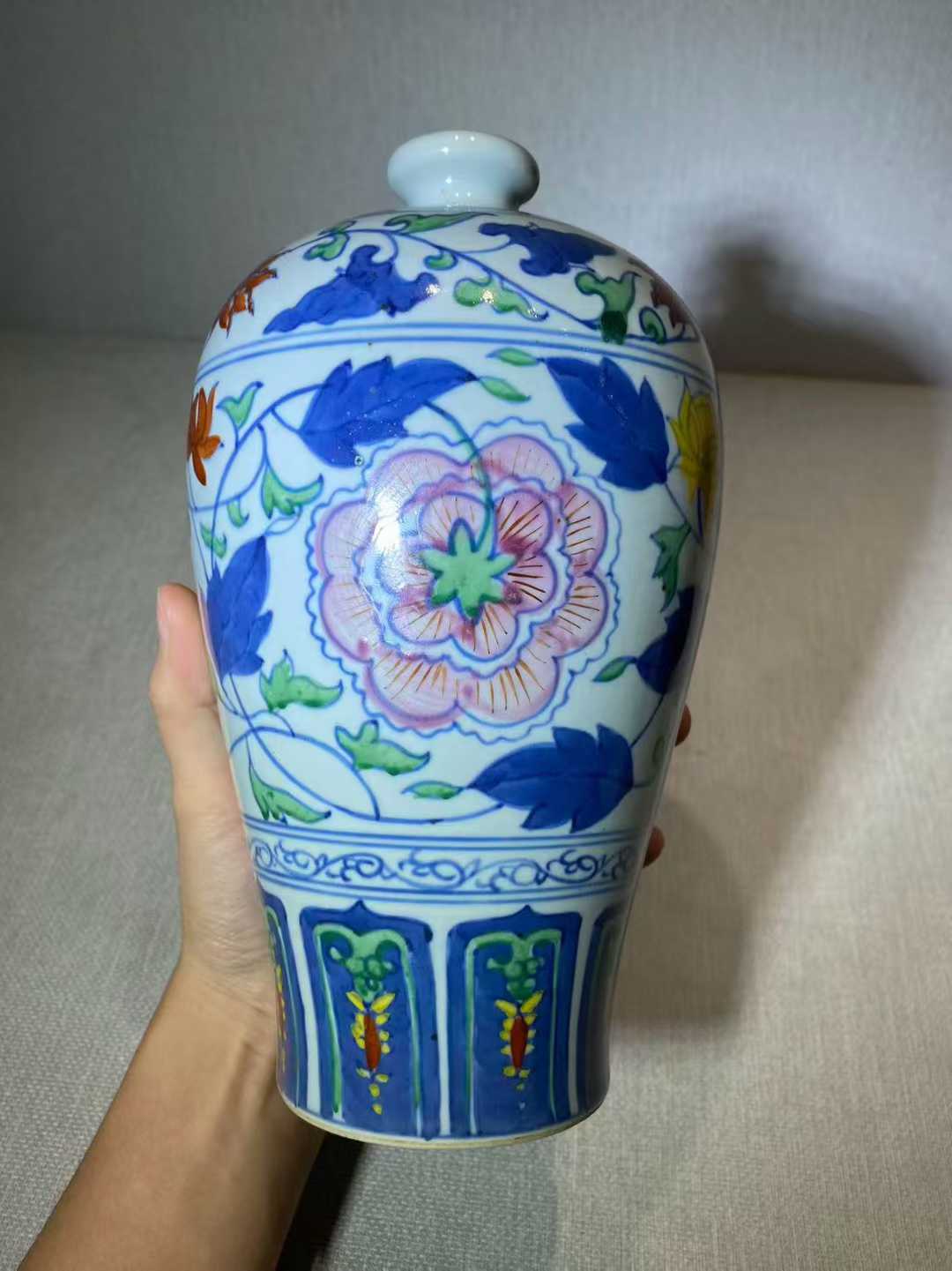 青花加彩缠枝莲纹梅瓶 款：大清雍正年制