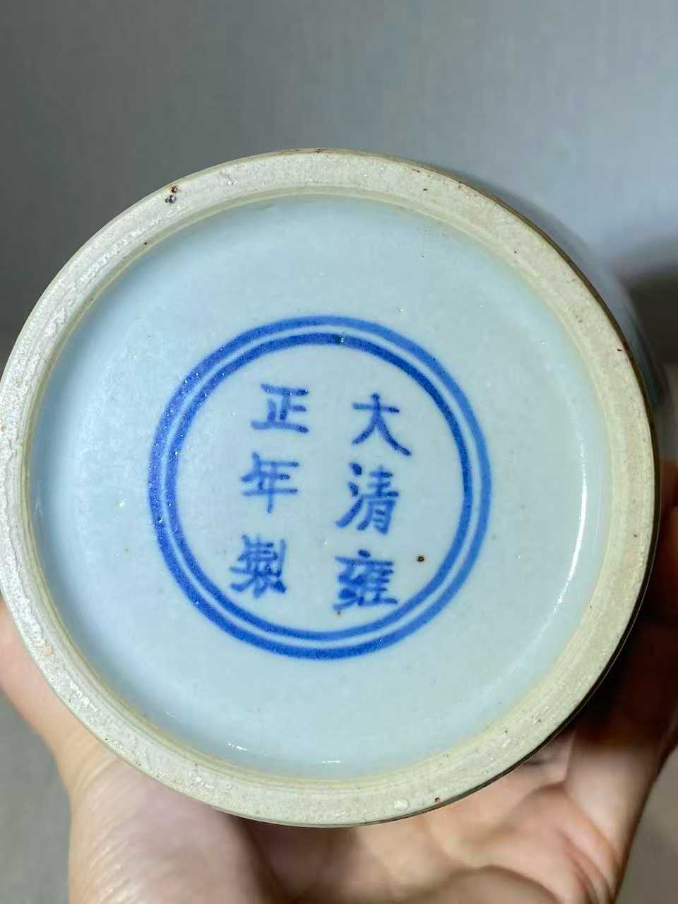 青花加彩缠枝莲纹梅瓶 款：大清雍正年制