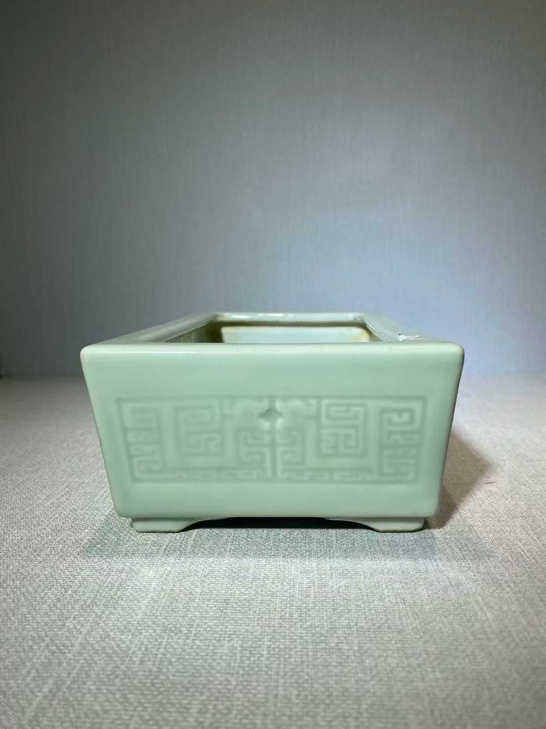 青釉暗刻拐子龙纹水仙盆
