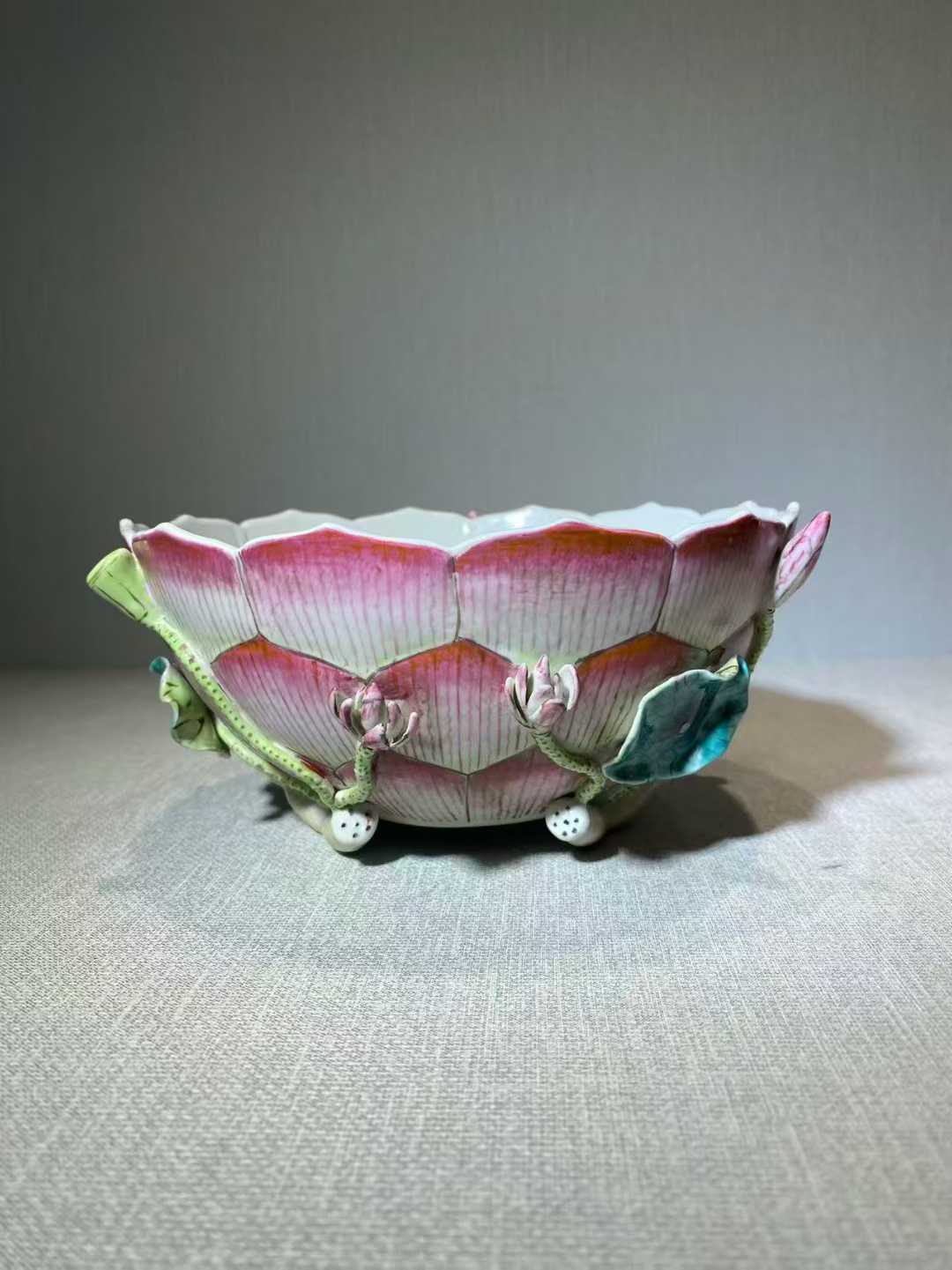 仿生瓷粉彩荷花形碗 款：天香书屋