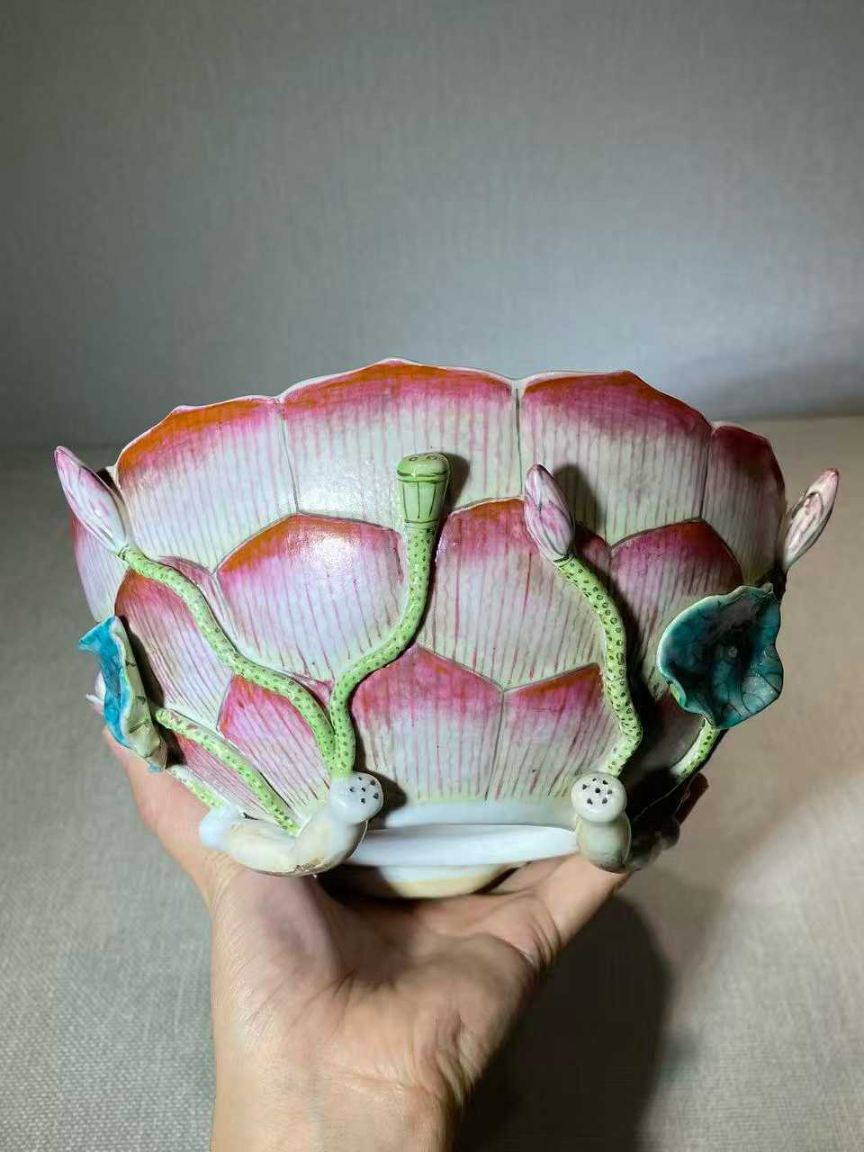 仿生瓷粉彩荷花形碗 款：天香书屋