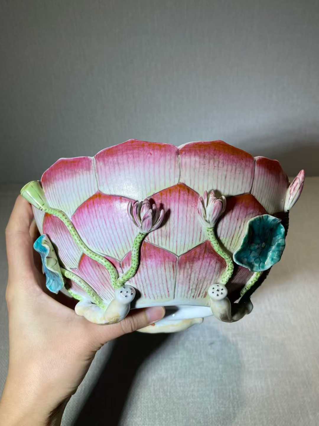 仿生瓷粉彩荷花形碗 款：天香书屋