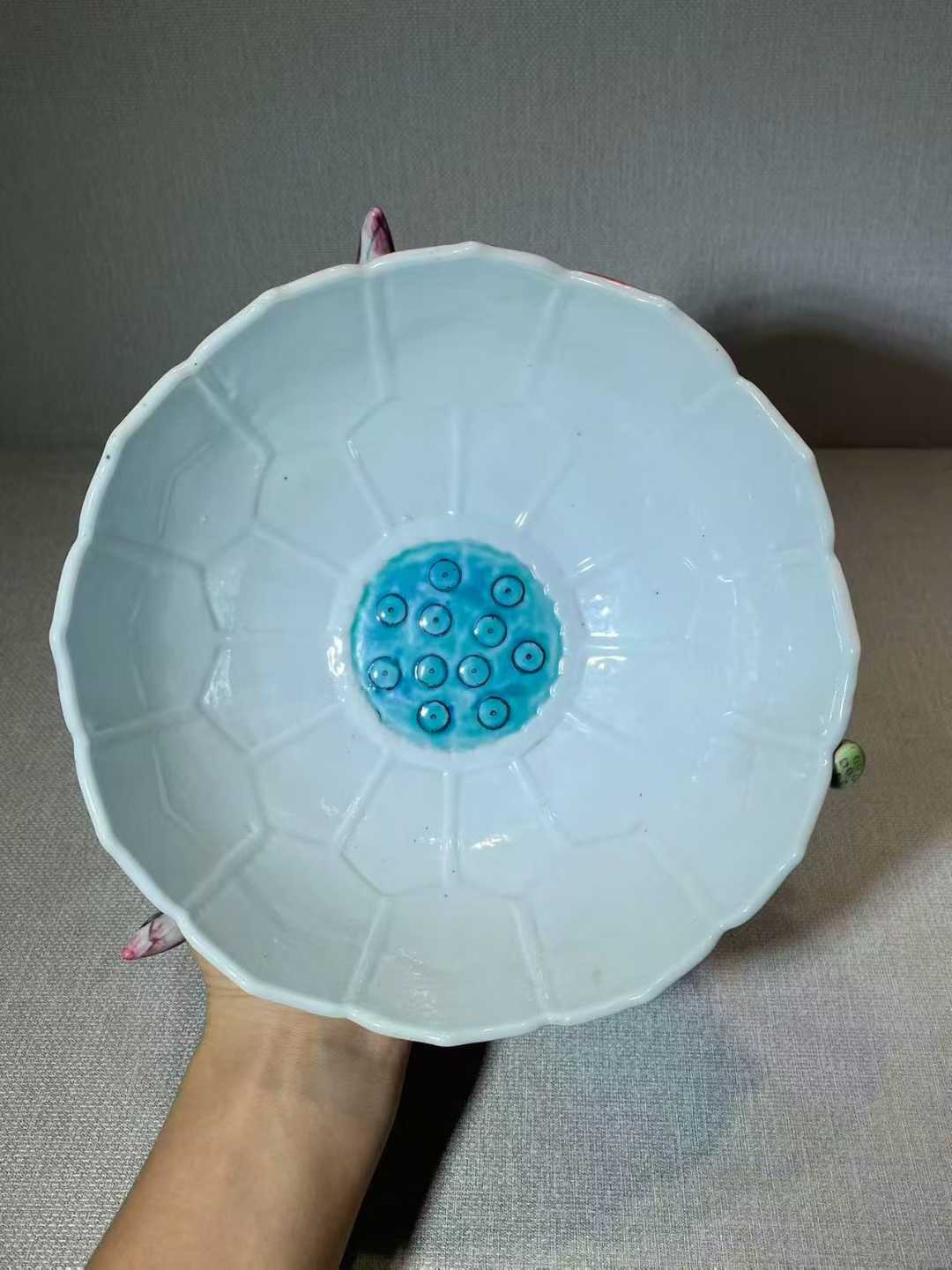 仿生瓷粉彩荷花形碗 款：天香书屋
