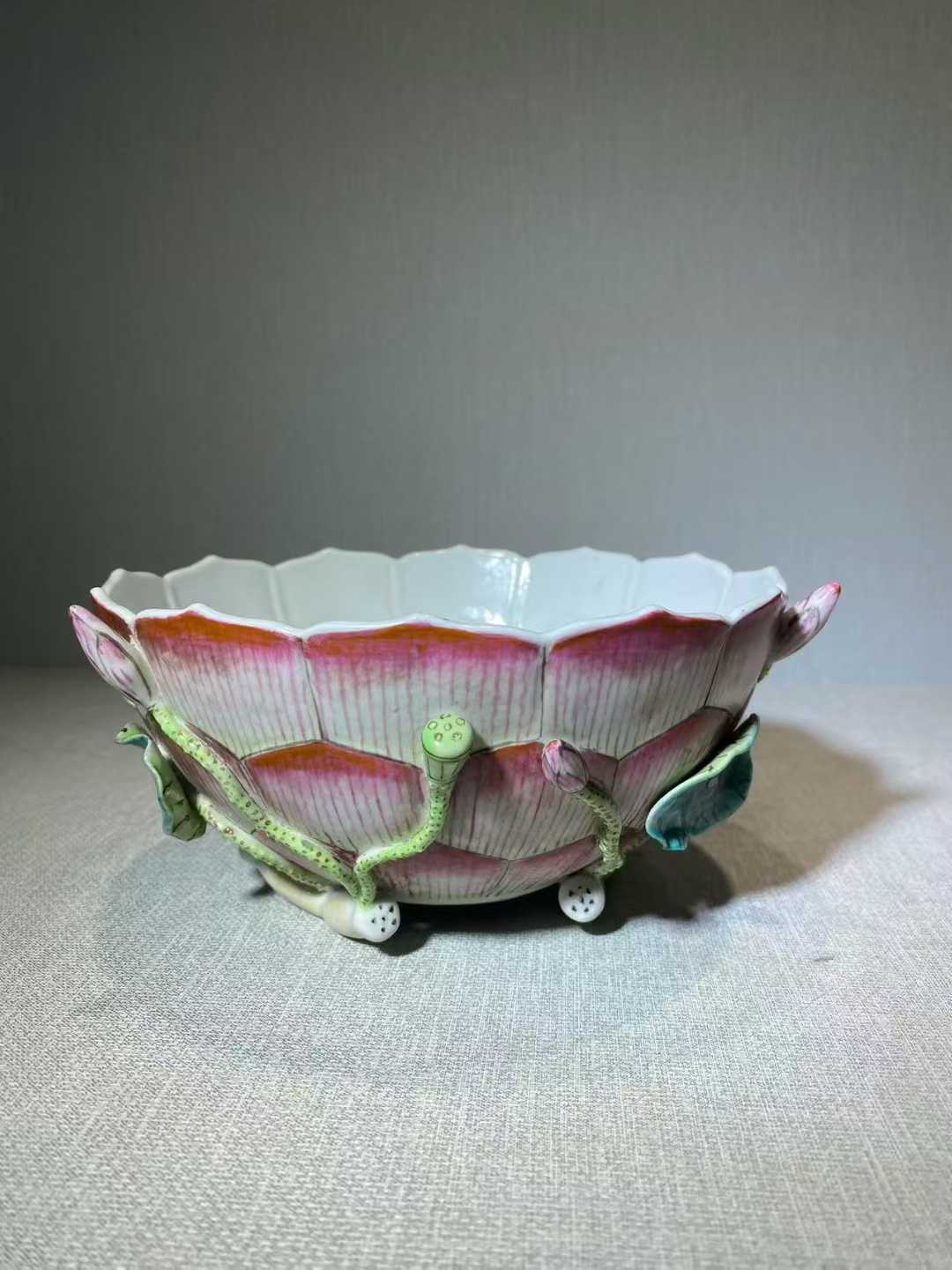 仿生瓷粉彩荷花形碗 款：天香书屋