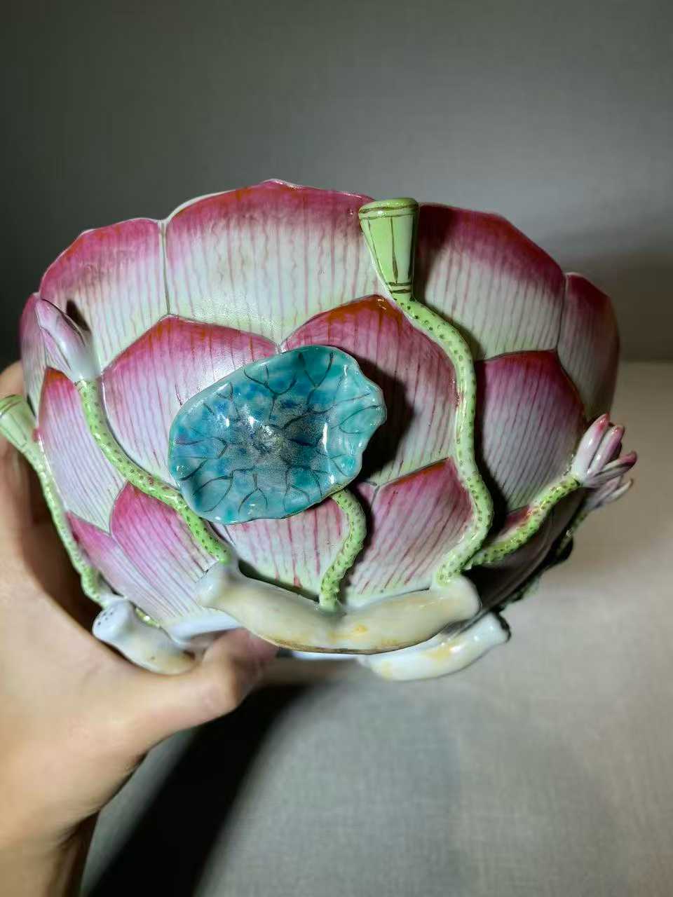 仿生瓷粉彩荷花形碗 款：天香书屋