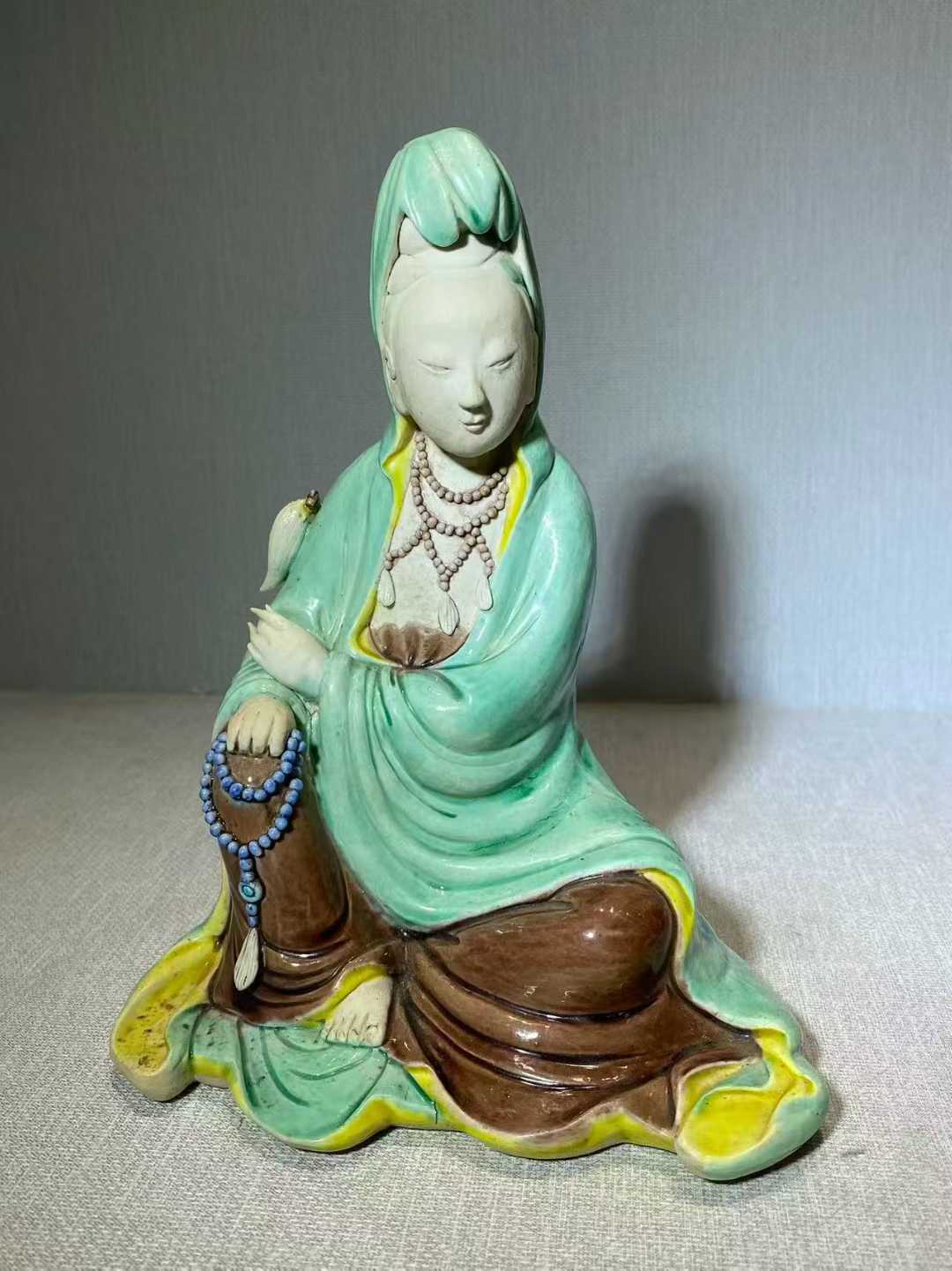 素三彩观音坐像