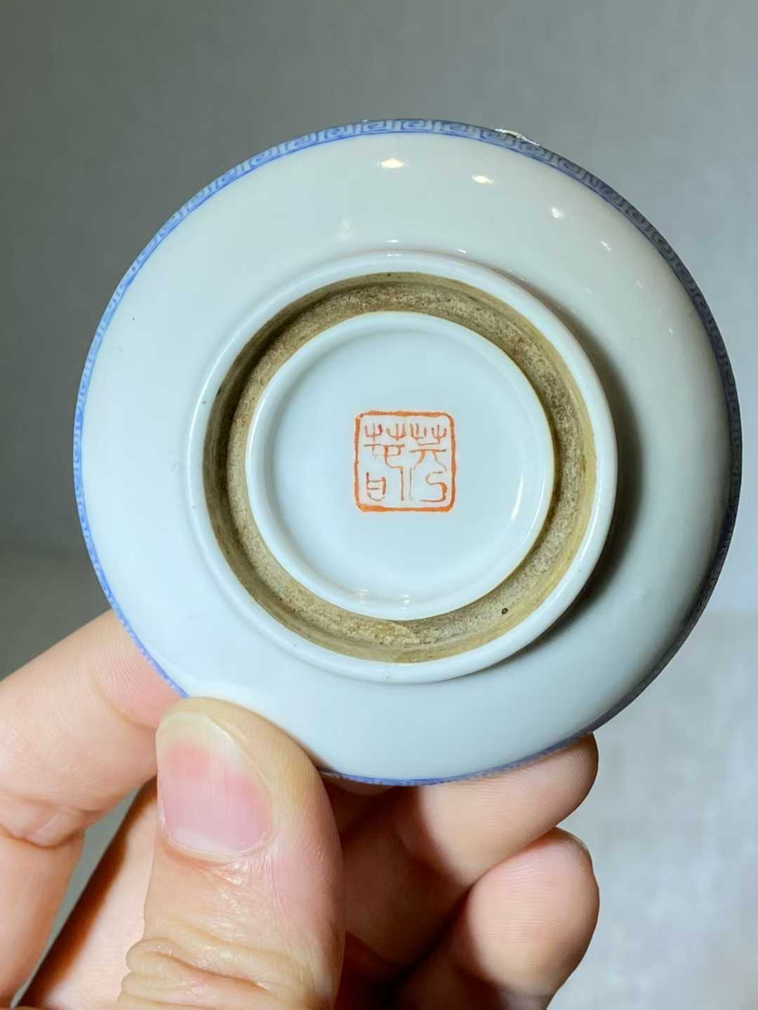 何许人粉彩寒江独钓图印泥盒 款：苍萶