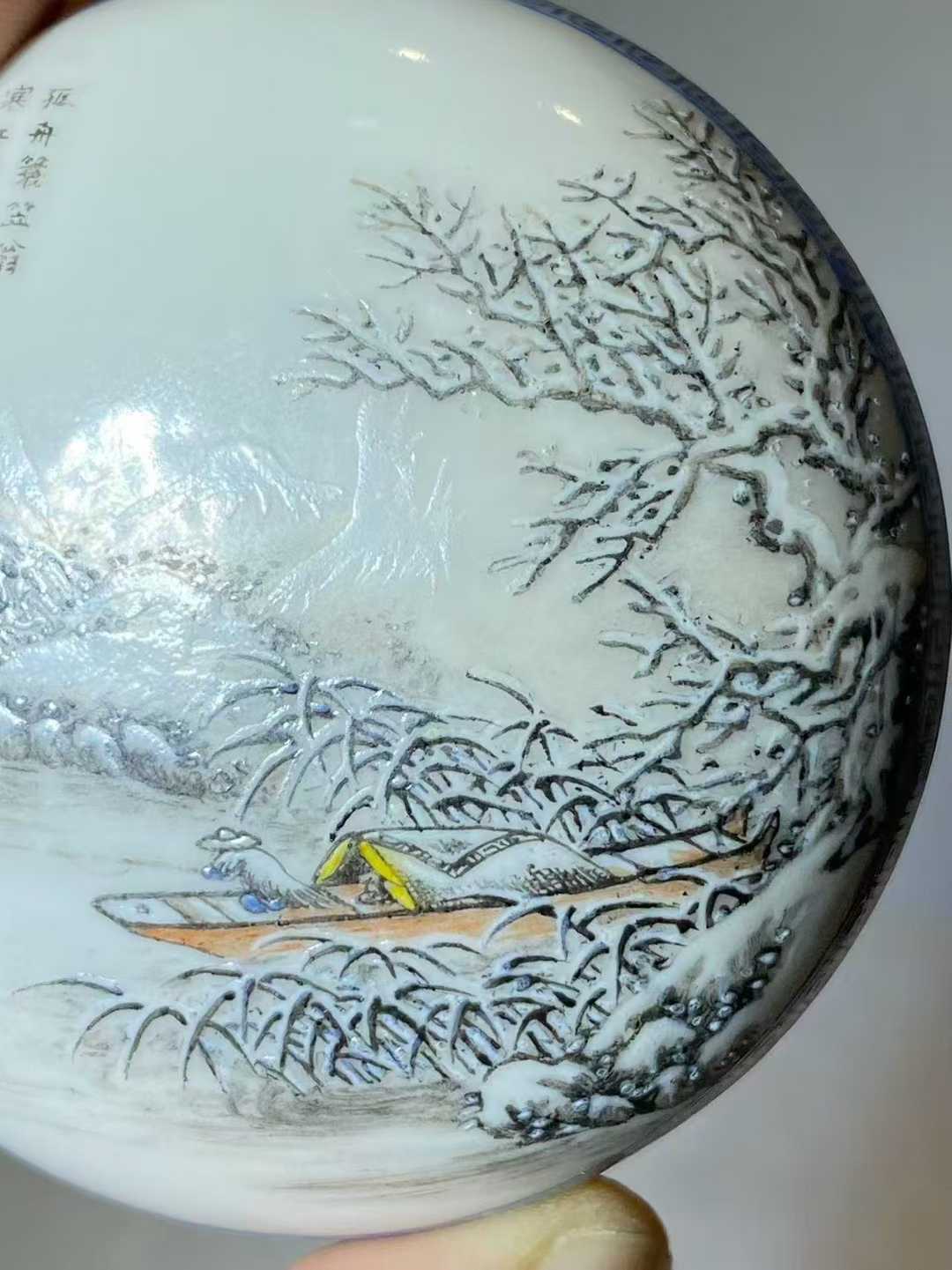 何许人粉彩寒江独钓图印泥盒 款：苍萶