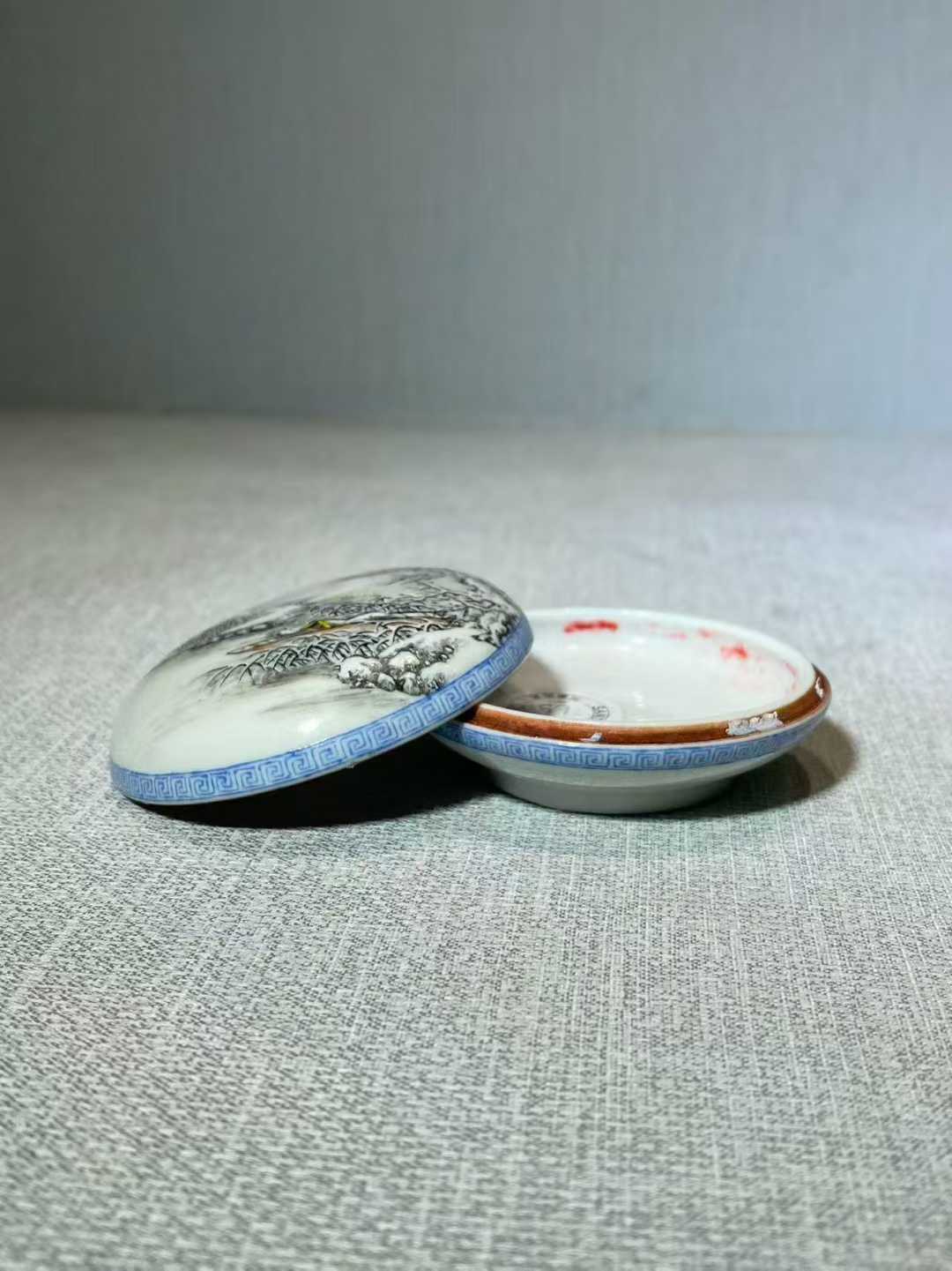 何许人粉彩寒江独钓图印泥盒 款：苍萶