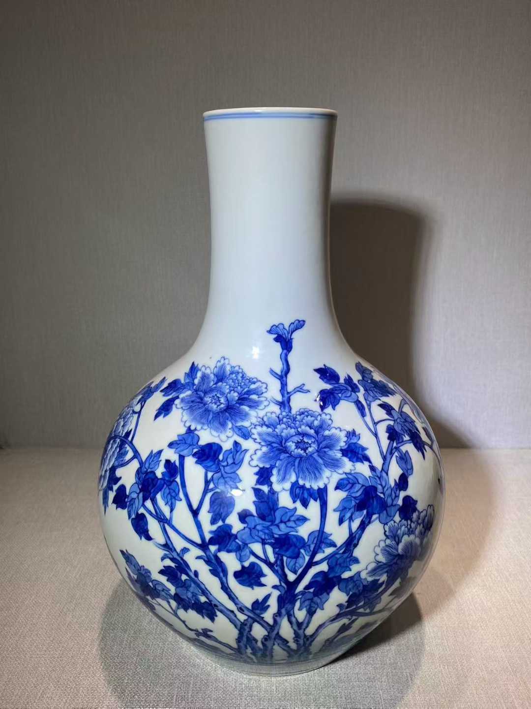 青花牡丹纹天球瓶 款：大清雍正年制