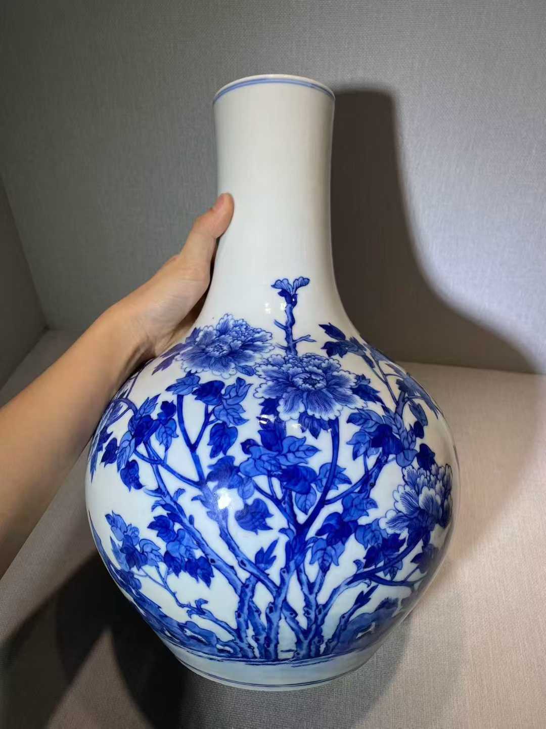 青花牡丹纹天球瓶 款：大清雍正年制