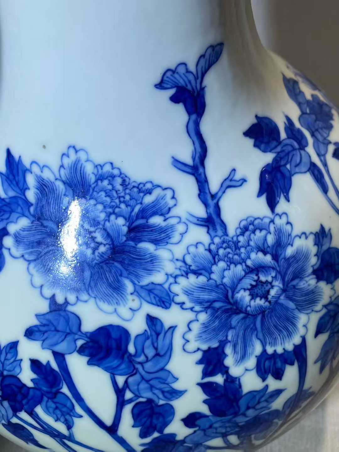 青花牡丹纹天球瓶 款：大清雍正年制
