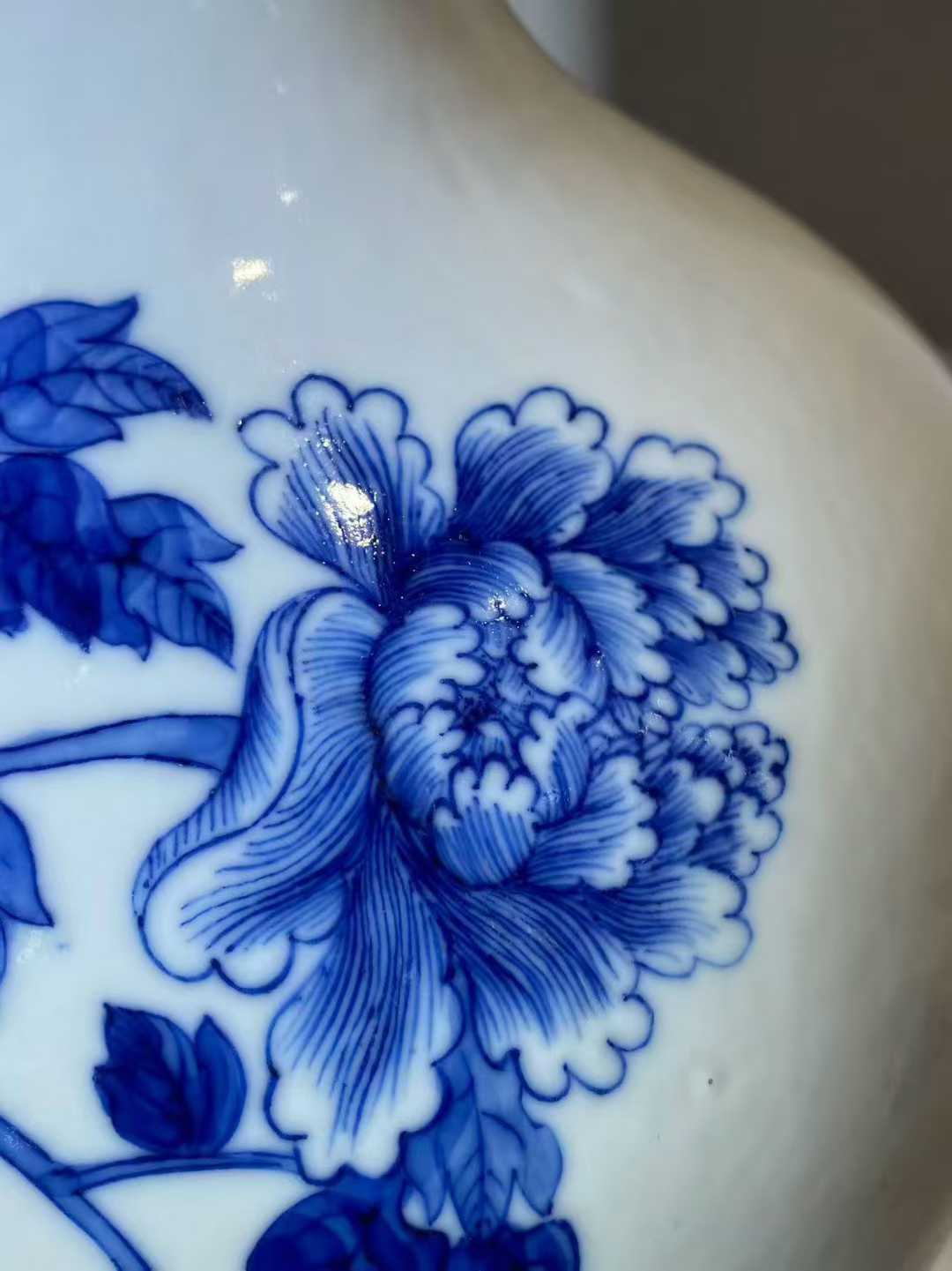 青花牡丹纹天球瓶 款：大清雍正年制