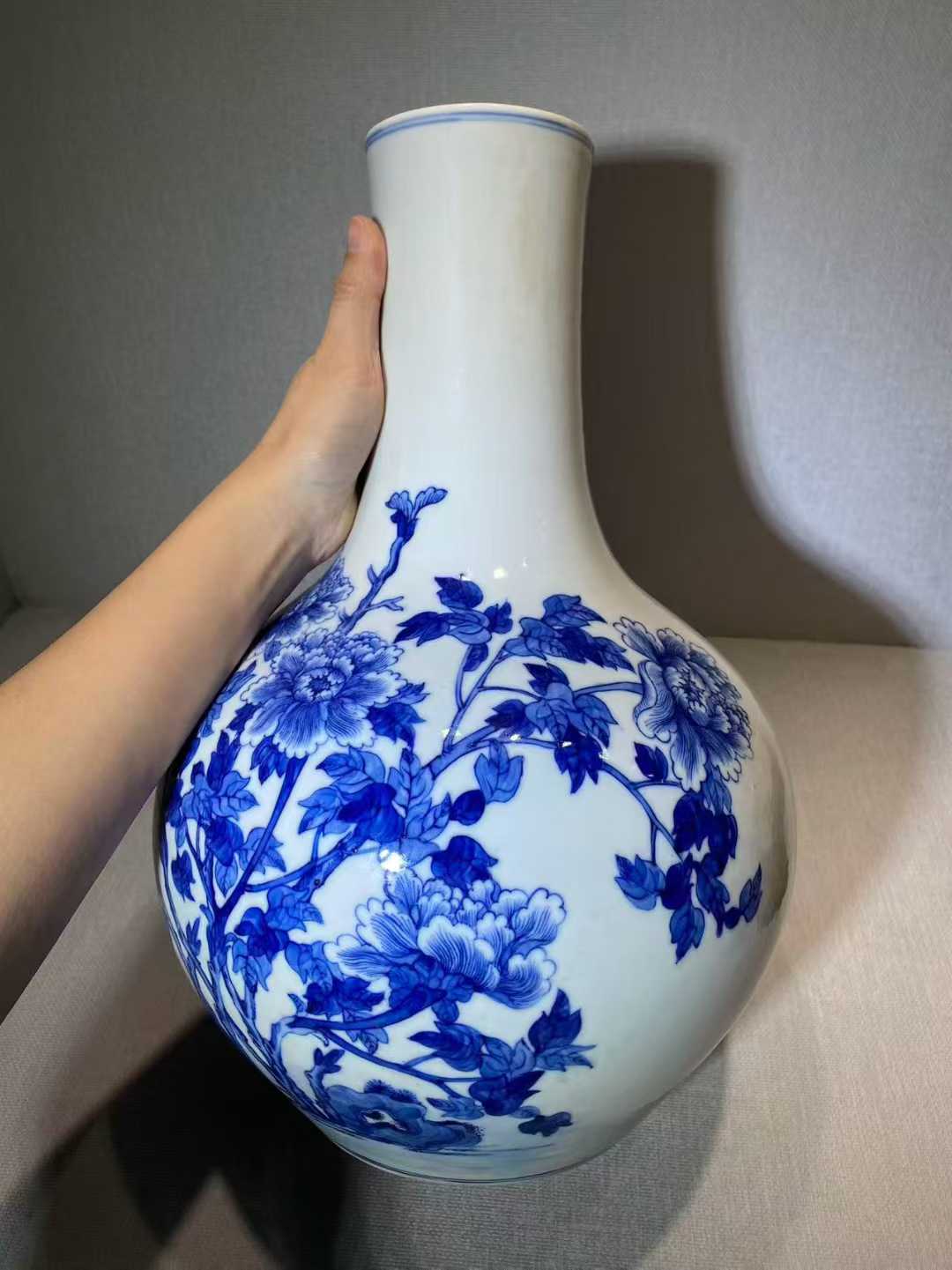 青花牡丹纹天球瓶 款：大清雍正年制