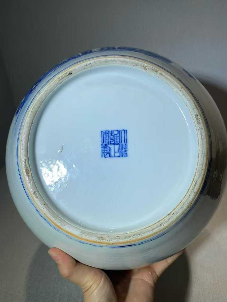 青花牡丹纹天球瓶 款：大清雍正年制