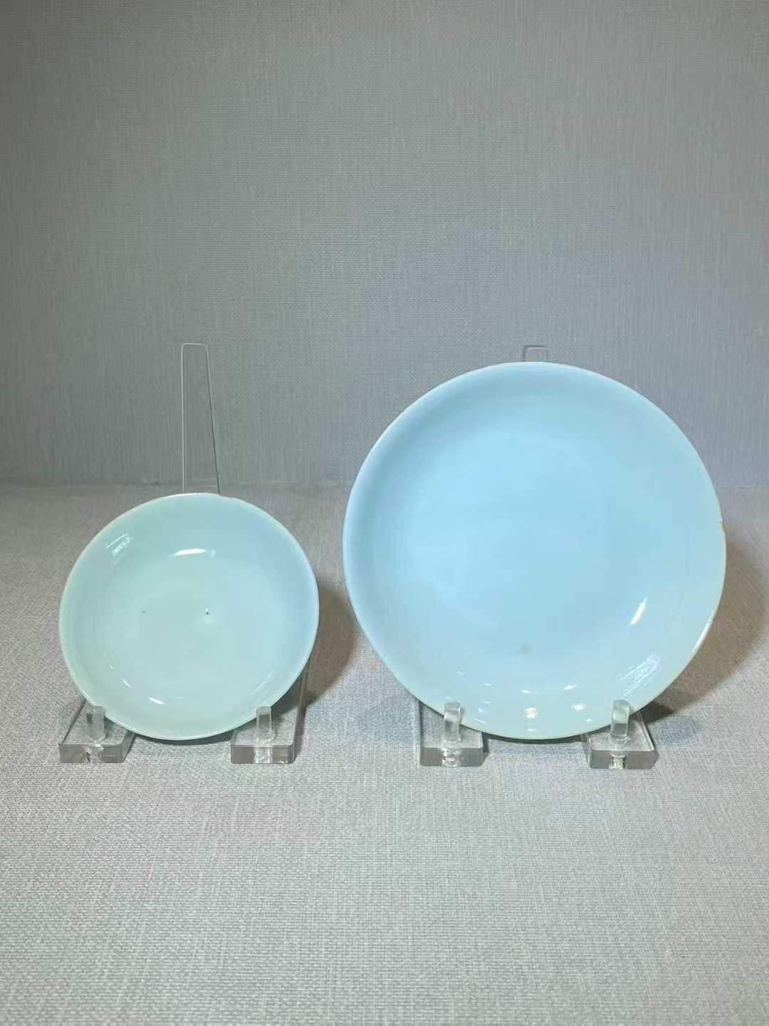 粉青釉暗刻花卉纹盘一对（一大一小）款：双照楼制