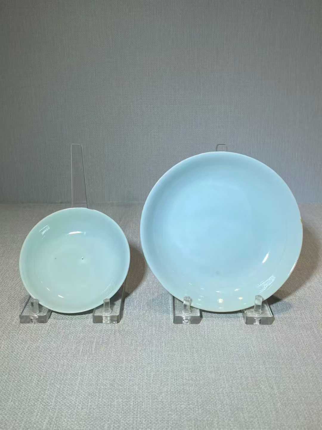 粉青釉暗刻花卉纹盘一对（一大一小）款：双照楼制