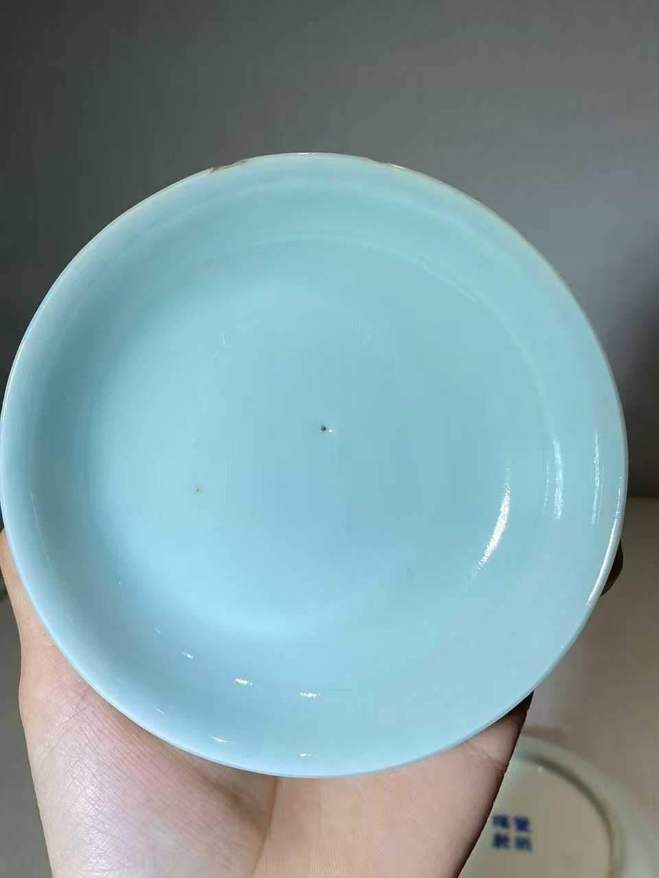 粉青釉暗刻花卉纹盘一对（一大一小）款：双照楼制