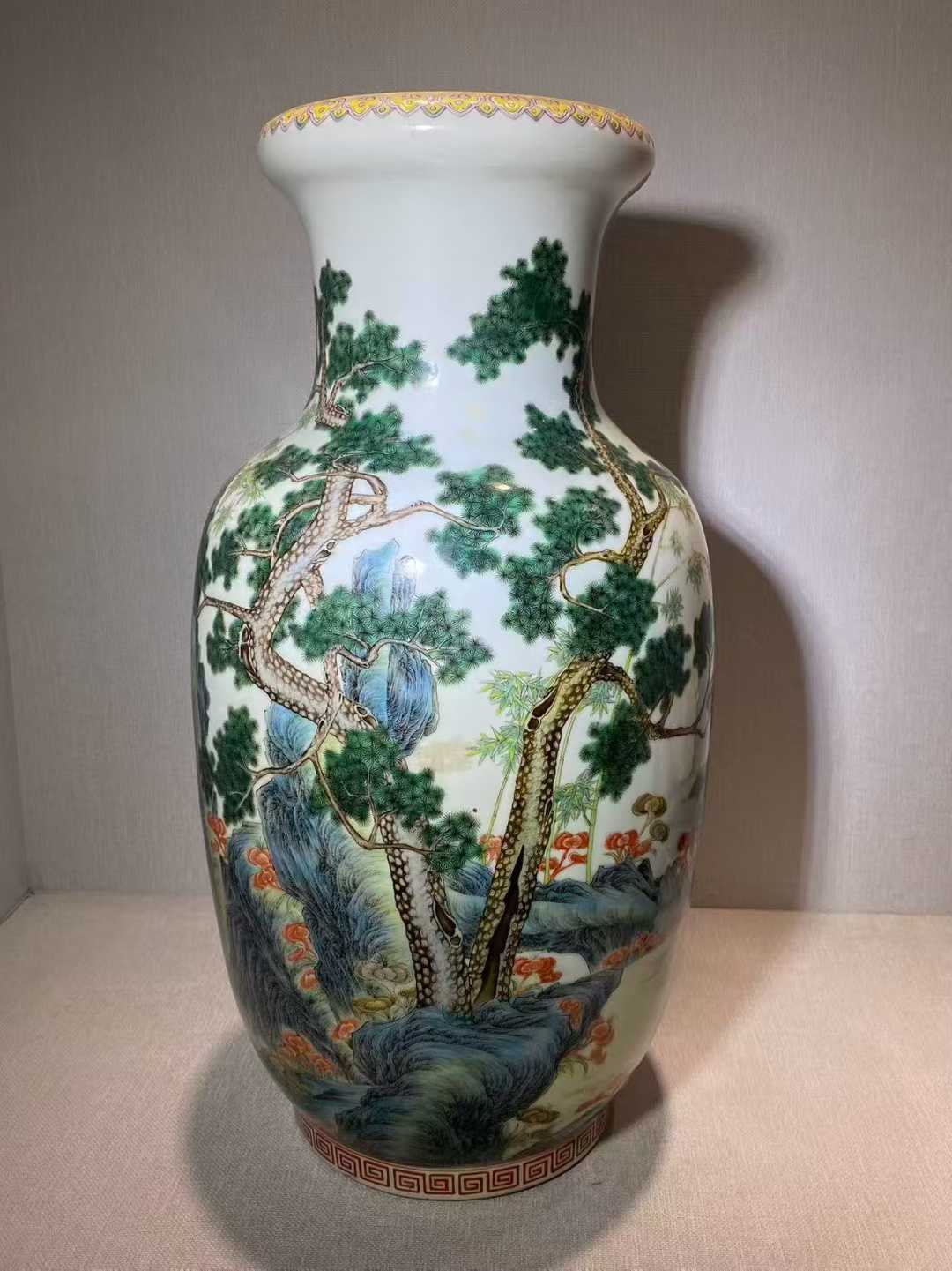 粉彩松竹灵芝纹大灯笼瓶 款：大清乾隆年制