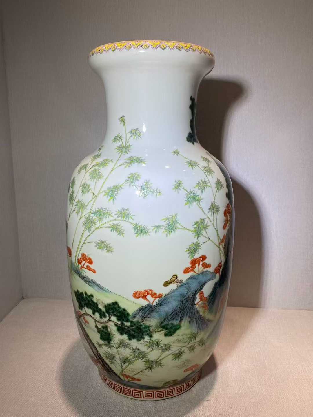 粉彩松竹灵芝纹大灯笼瓶 款：大清乾隆年制