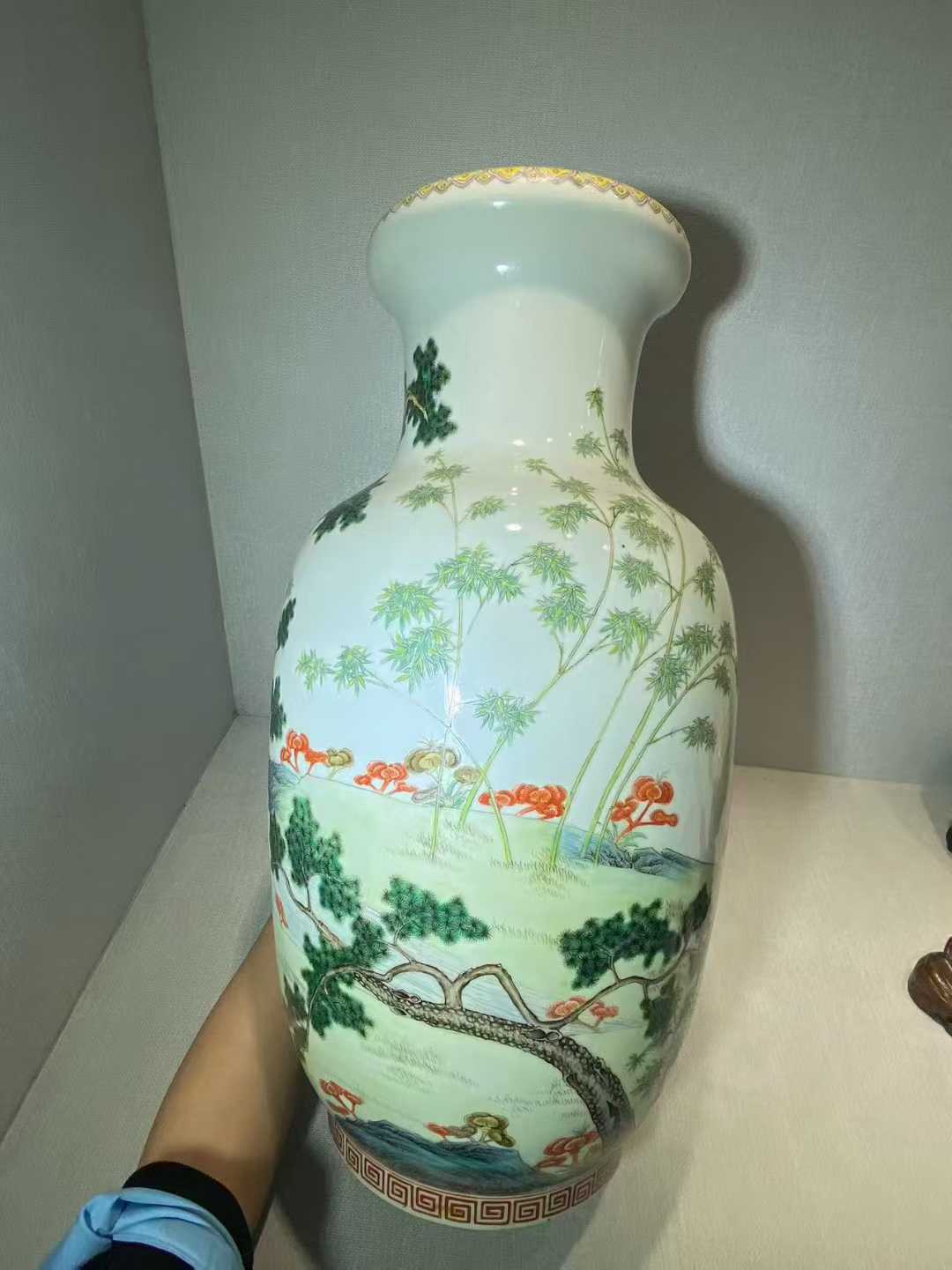 粉彩松竹灵芝纹大灯笼瓶 款：大清乾隆年制