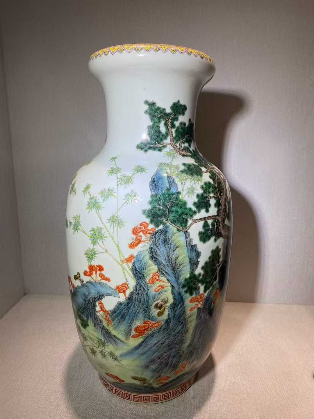 粉彩松竹灵芝纹大灯笼瓶 款：大清乾隆年制