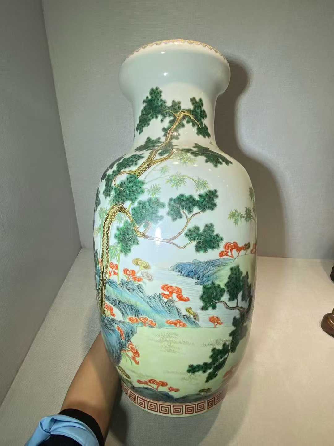 粉彩松竹灵芝纹大灯笼瓶 款：大清乾隆年制