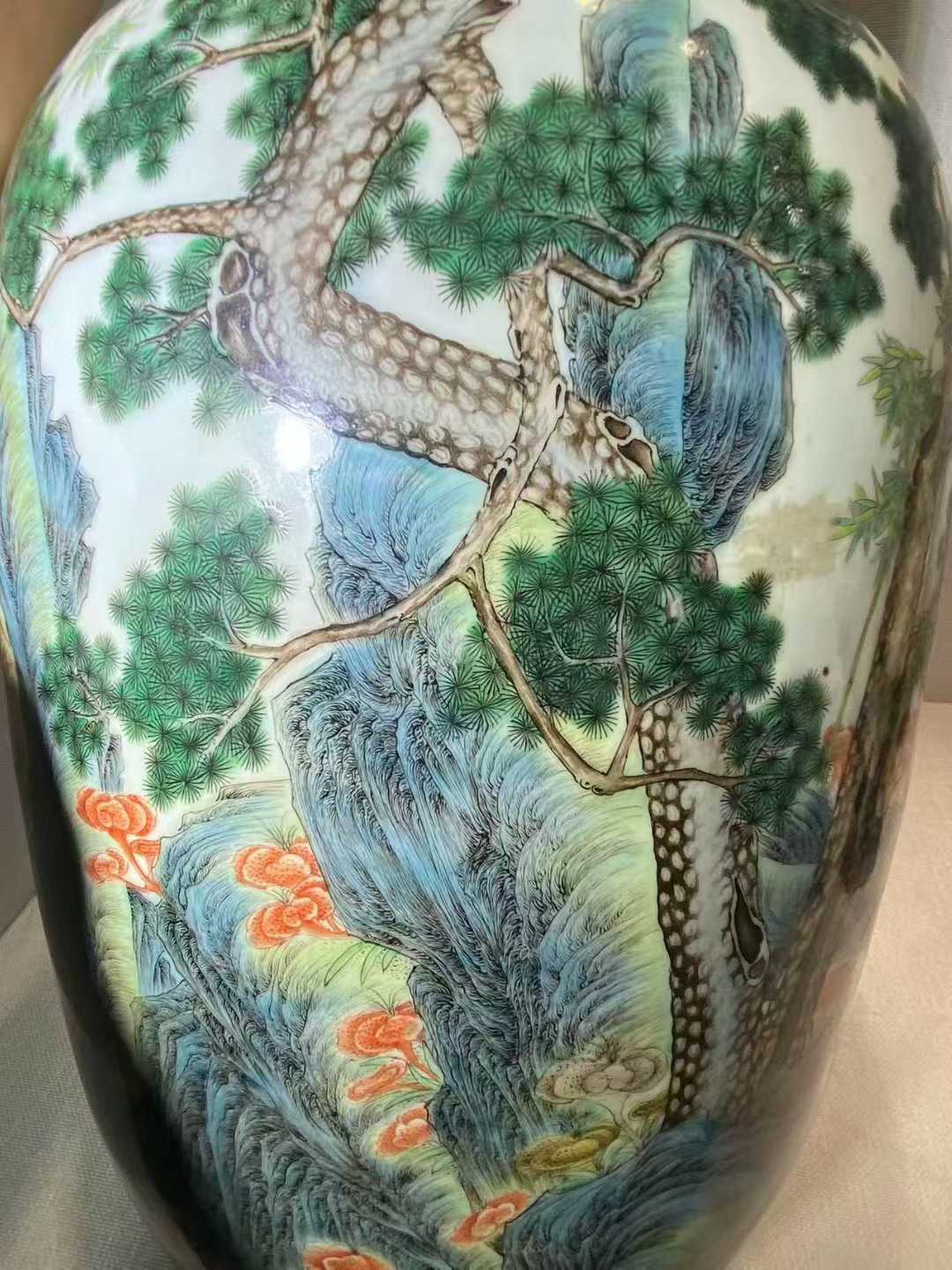 粉彩松竹灵芝纹大灯笼瓶 款：大清乾隆年制