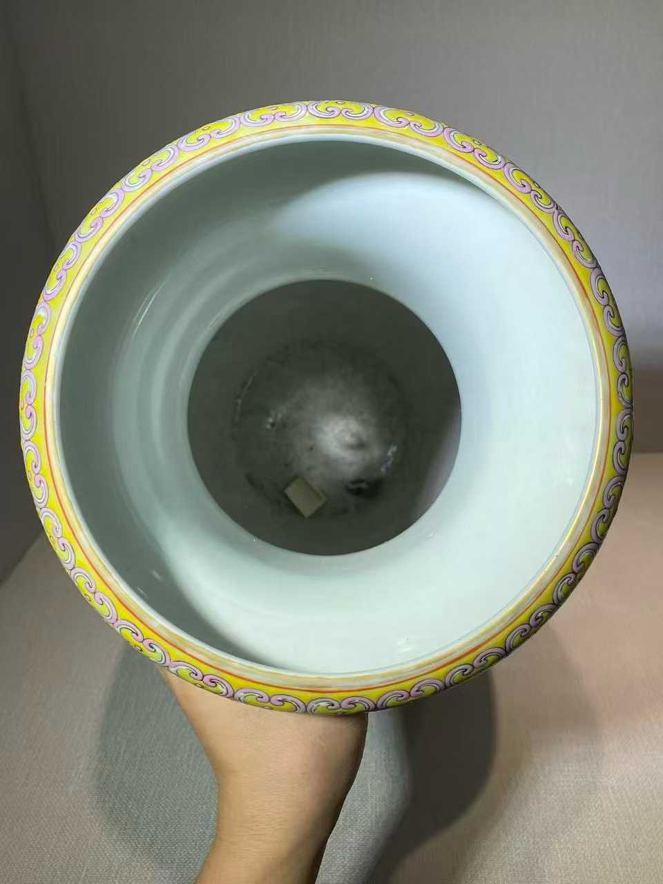 粉彩松竹灵芝纹大灯笼瓶 款：大清乾隆年制