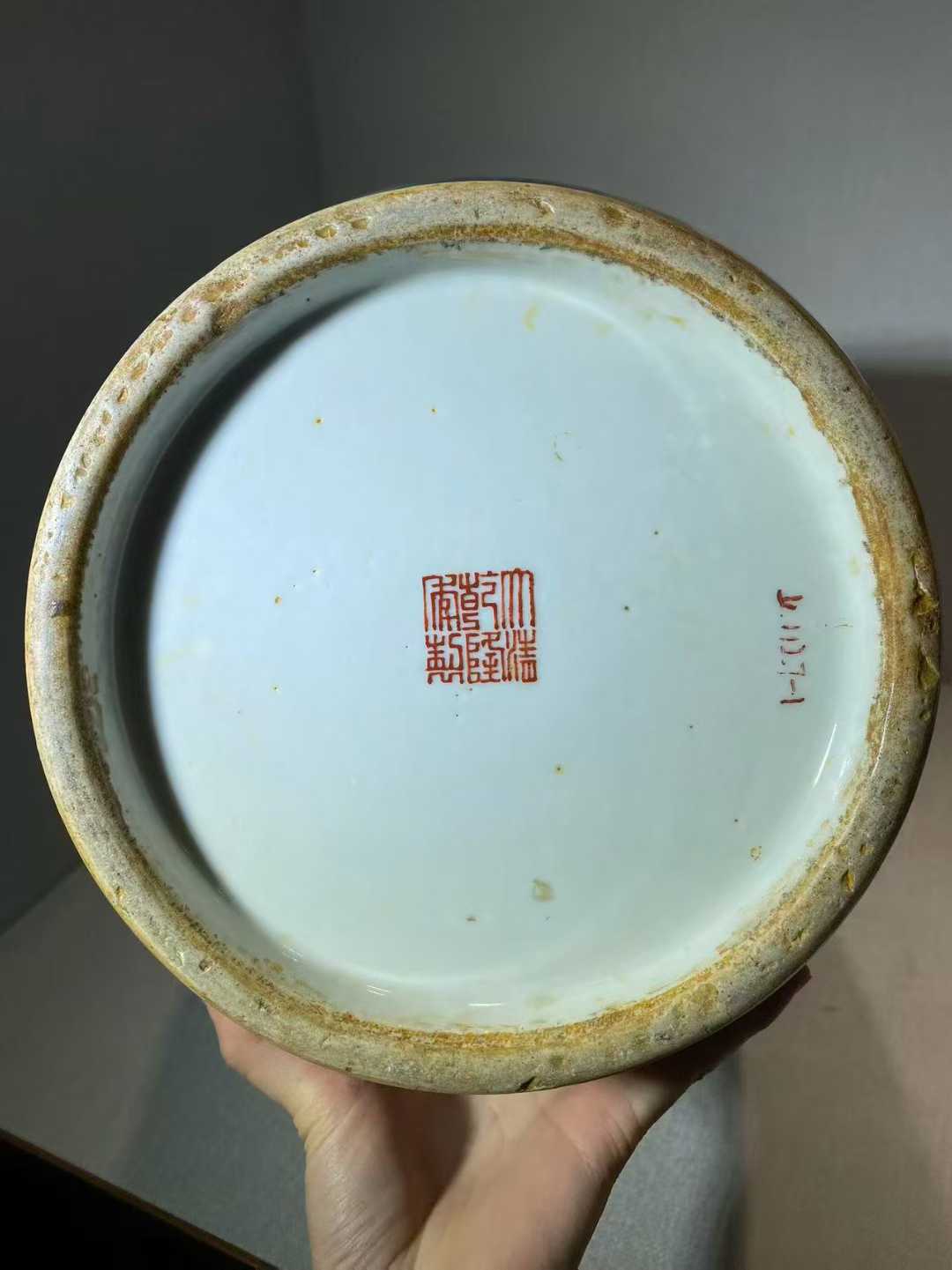 粉彩松竹灵芝纹大灯笼瓶 款：大清乾隆年制