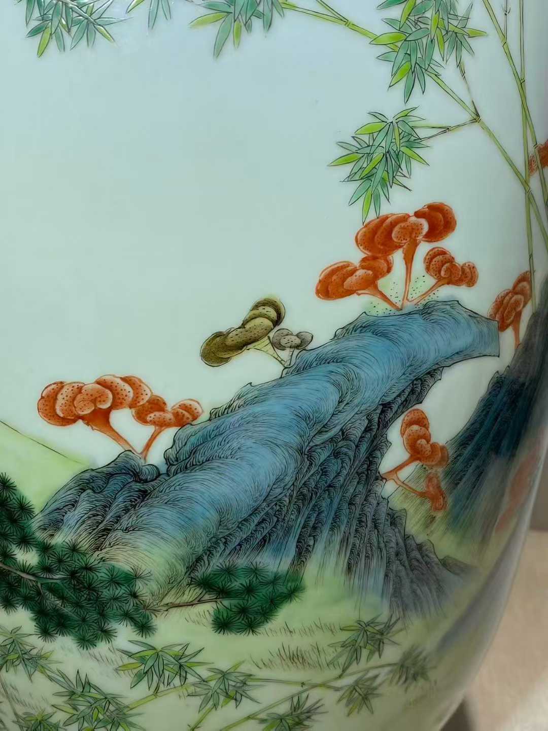 粉彩松竹灵芝纹大灯笼瓶 款：大清乾隆年制