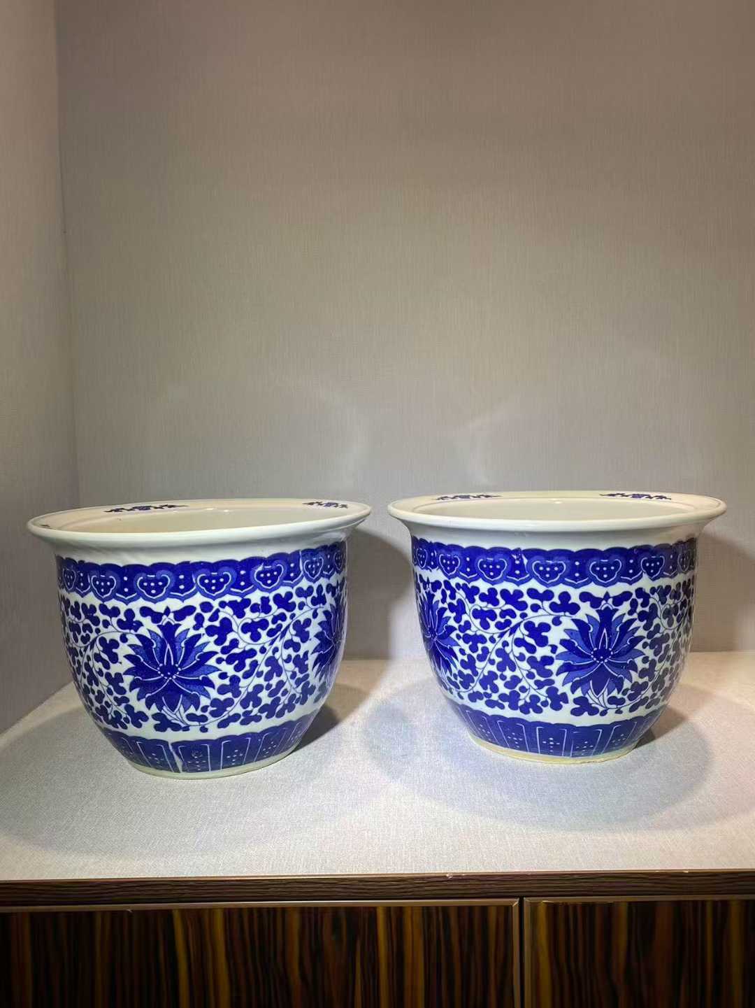 青花缠枝莲纹花盆一对