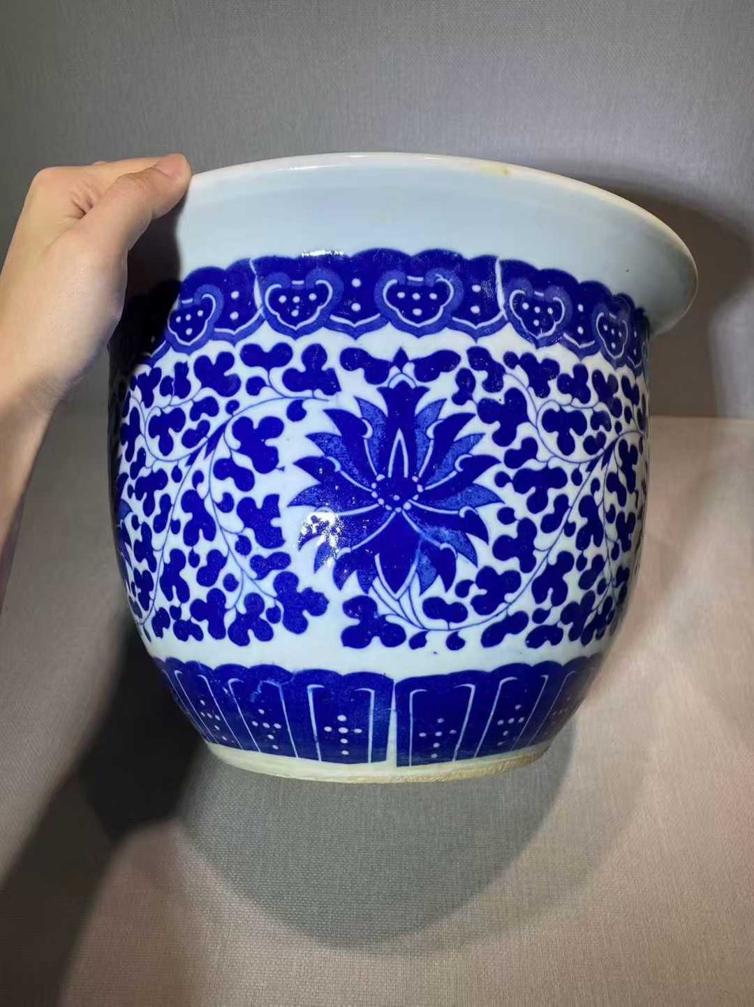 青花缠枝莲纹花盆一对