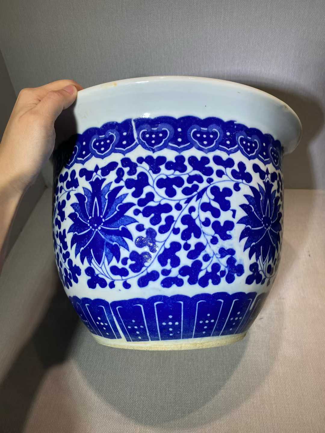 青花缠枝莲纹花盆一对
