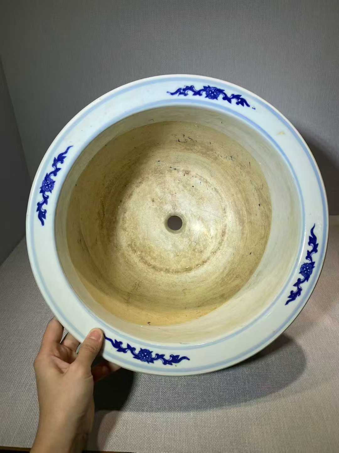 青花缠枝莲纹花盆一对