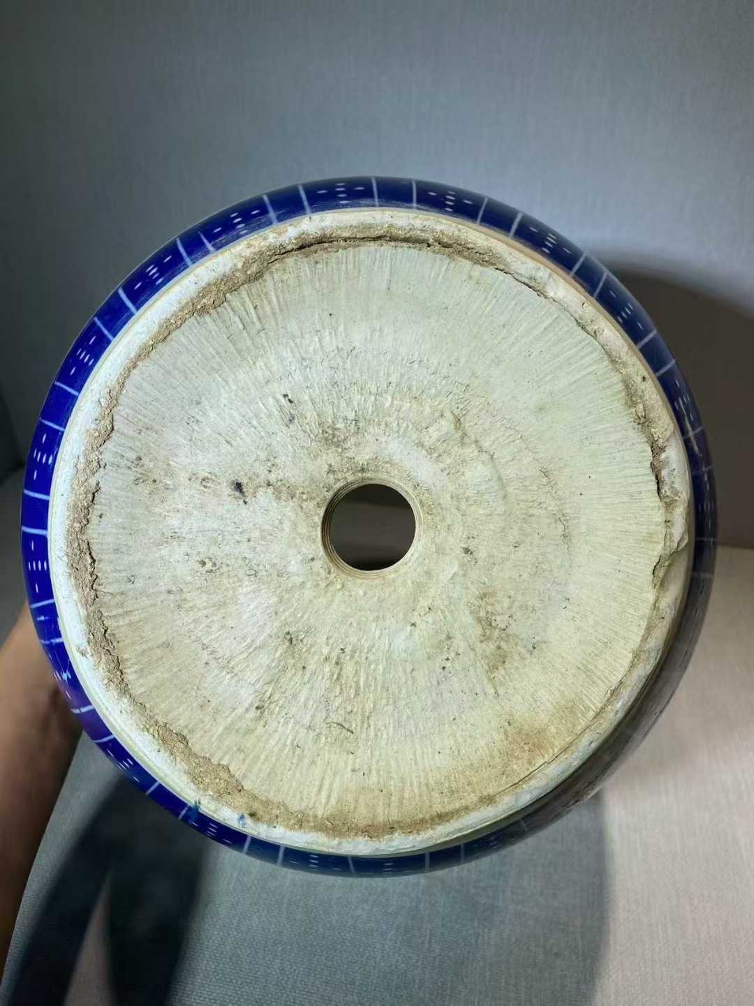 青花缠枝莲纹花盆一对