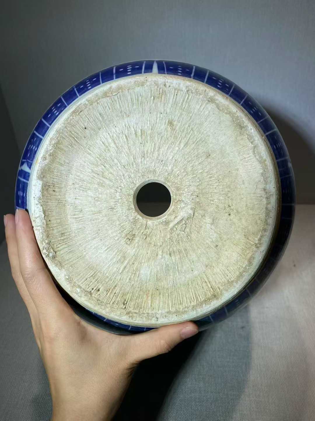 青花缠枝莲纹花盆一对